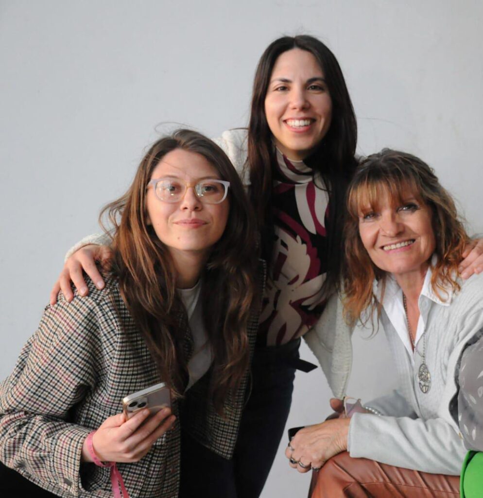 Las organizadoras: Josefina Müller, Valentina Fuentes Bernay y la Directora de Cultura Marta Cappa